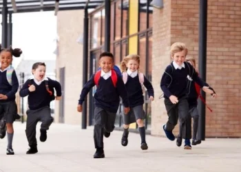 Francia comienza a experimentar el uniforme en las escuelas públicas
