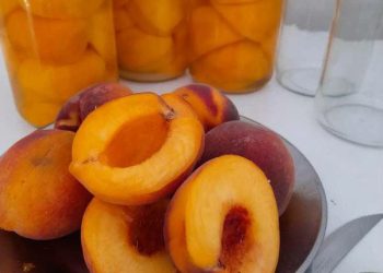 Feyes trabaja en la producción de duraznos y otras frutas en conserva y dulce para la venta