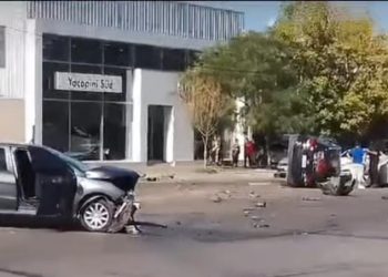 Aparatoso choque en avenida Mitre