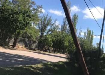 Chocó y derribó un poste con cables en calle Bertani