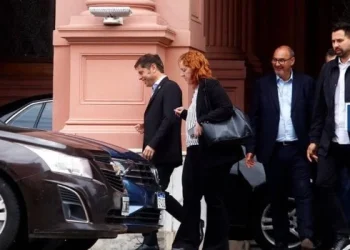 Kicillof advirtió que si el Gobierno no le gira fondos no podrá pagar el sueldo de los docentes