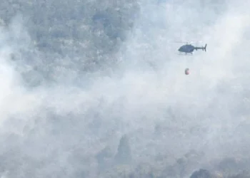 La lluvia trajo alivio en el incendio en Los Alerces, pero rige una alerta por vientos intensos