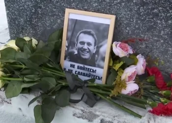 La madre del opositor ruso Navalny presenta una demanda judicial para obtener el cuerpo de su hijo