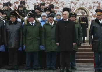 Putin felicitó al Ejército ruso un día antes del segundo aniversario de la invasión a Ucrania
