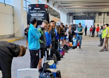 Retuvieron en la Aduana chilena a un colectivo con hinchas de Godoy Cruz