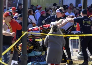 Un tiroteo en el desfile del Super Bowl dejó al menos un muerto y 21 heridos