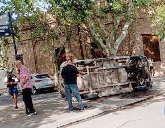 Choque y vuelco en avenida Rivadavia