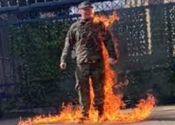 Murió militar de EEUU que se prendió fuego frente a la embajada de Israel en Washington