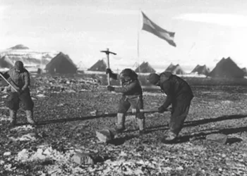 Un aventurero escocés y una estadía récord: la historia del bautismo de la bandera argentina en la Antártida