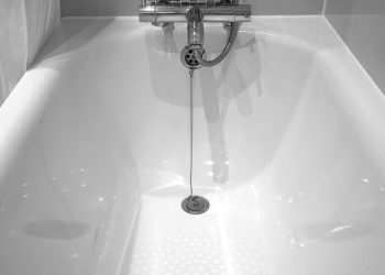 Cómo limpiar la bañera de forma natural y dejarla como nueva