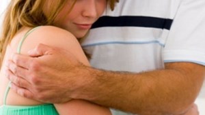 Adolescente logró que sus padre biológico le paguen cuota alimentaria mientras vive con su «papá del corazón