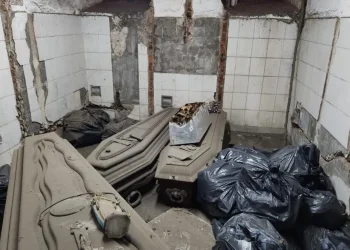 El cementerio del horror: hallaron en La Plata más de 500 ataúdes y 200 bolsas con restos humanos en depósitos no habilitados (imágenes sensibles)