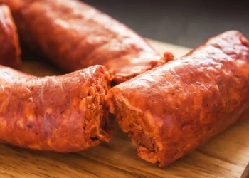 Todos los pasos para hacer un chorizo rojo casero