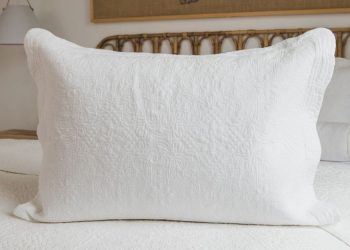 Un truco de limpieza poco conocido puede eliminar las manchas amarillas de las almohadas y dejarlas como nuevas