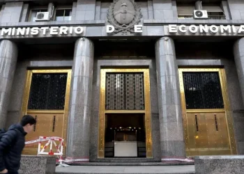 Advierten que en 2023 la Argentina registró el mayor salto mundial de deuda en relación a su PBI
