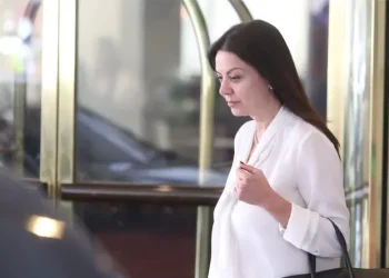 Cuánto cuesta la cartera de lujo que usa Sandra Pettovello