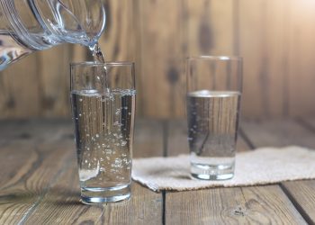 Cómo controlar la energía negativa con un vaso de agua