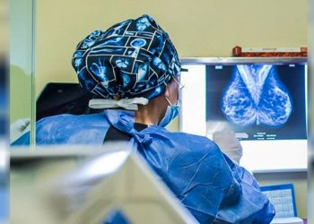 Desarrollaron un test de saliva que detecta el cáncer de mama en 5 segundos