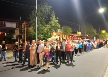 Cientos de personas participaron del Vía Crucis del Encuentro por las Pascuas