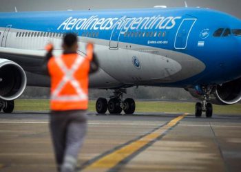Recorte: Aerolíneas Argentinas abrió el retiro voluntario para 8 mil empleados