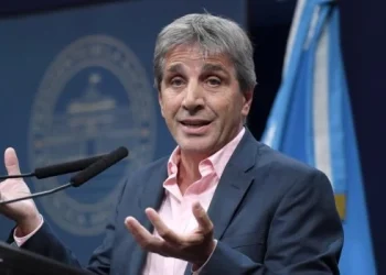 Caputo aseguró que se podría bajar impuestos antes de lo previsto por el superávit fiscal