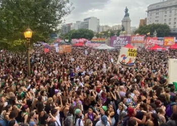 Lanzan críticas al gobierno de Milei en una multitudinaria manifestación por el 8M