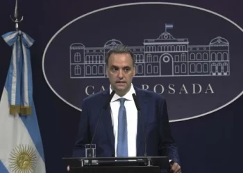 El Gobierno echó a dos funcionarios de turismo que trabajaban en Miami y en París