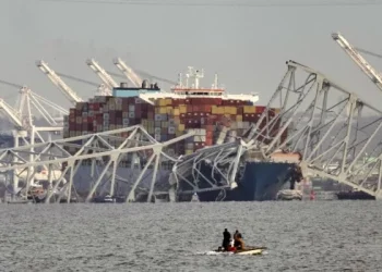 Un buque de carga chocó y causó el derrumbe total de un puente en Baltimore