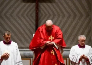 El Papa preside en silencio la Pasión de Cristo con evocación de los males modernos