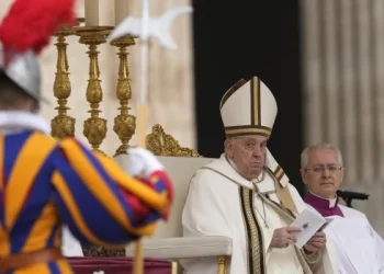 Francisco presidió la misa de Pascua: “La paz no se construye nunca con las armas, sino tendiendo la mano»