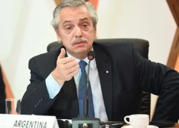 Ordenan obtener los registros migratorios de Alberto Fernández y otros imputados en el caso Nación Seguros