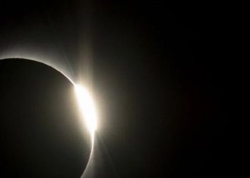 Un eclipse total de sol revoluciona a América del Norte