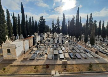 Trabajan en el Cementerio Central y en las necrópolis de distritos para evitar la propagación del dengue por agua en floreros y recipientes