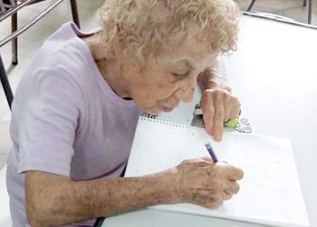 Cerrar una etapa: a los 81 años una abuela cursa la secundaria y despierta el cariño de sus compañeros de estudio