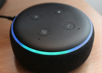 Asistentes de voz: las funciones de Alexa que facilitan la vida de los adultos mayores