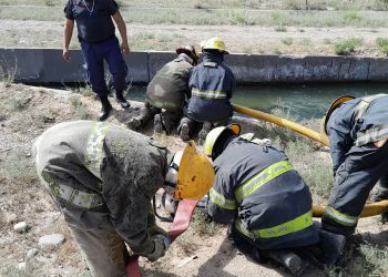 Bomberos voluntarios de Rama Caída trabajan con los de la Villa 25 de Mayo para sumar fuerzas