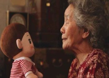 El muñeco que utiliza la inteligencia artificial para transformarse en un compañero digital de los adultos mayores