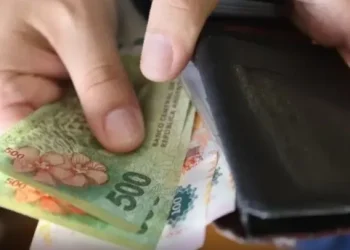 El salario promedio de los trabajadores formales ya cayó por debajo de la línea de la pobreza