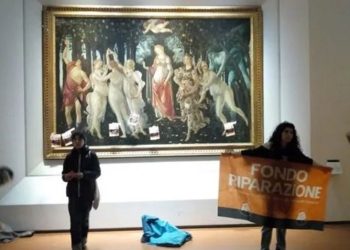 Activistas climáticos pegaron carteles en la mampara que protege el cuadro La Primavera de Botticelli