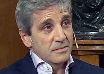 Luis Caputo salió a explicar el pago en dos cuotas de jubilaciones y pensiones