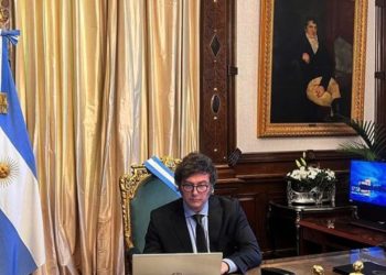 Milei afirmó que baraja pedirle 15 mil millones de dólares al FMI para abrir el cepo