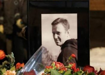 Navalny murió de causa natural, dijo el jefe del espionaje ruso