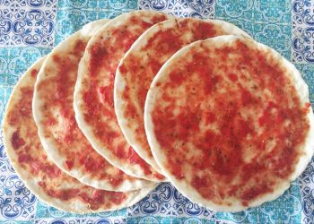 Maestras del jardín maternal de El Nihuil preparan pre-pizzas para vender en Semana Santa