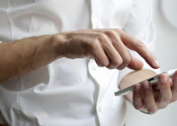 ¿Tu celular no dura lo suficiente?: cómo limpiarlo para que alargue su vida útil