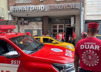 Otra tragedia en el país: arreglaba un ascensor, se le cayó y murió