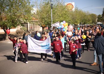 Más de 150 niños con síndrome de Down caminaron desde la rotonda a plaza Francia para concientizar sobre la inclusión