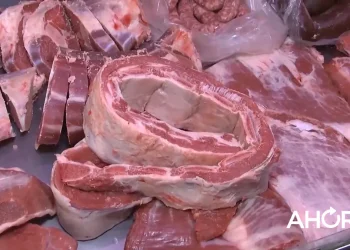 El salario mínimo alcanza para comprar menos de 35 kilos de asado, uno de los cortes de carne más populares