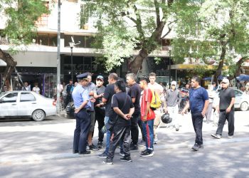 La Municipalidad continúa con los operativos para hacer cumplir la ordenanza que limita la venta ambulante en el microcentro