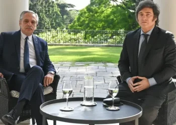 Milei se disculpó con Alberto Fernández tras acusarlo de tomar champán todos los días durante su gestión