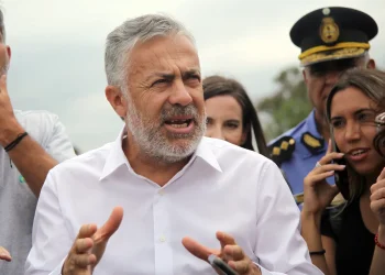 El gobierno renovó los contratos de empleados estatales hasta fin de año